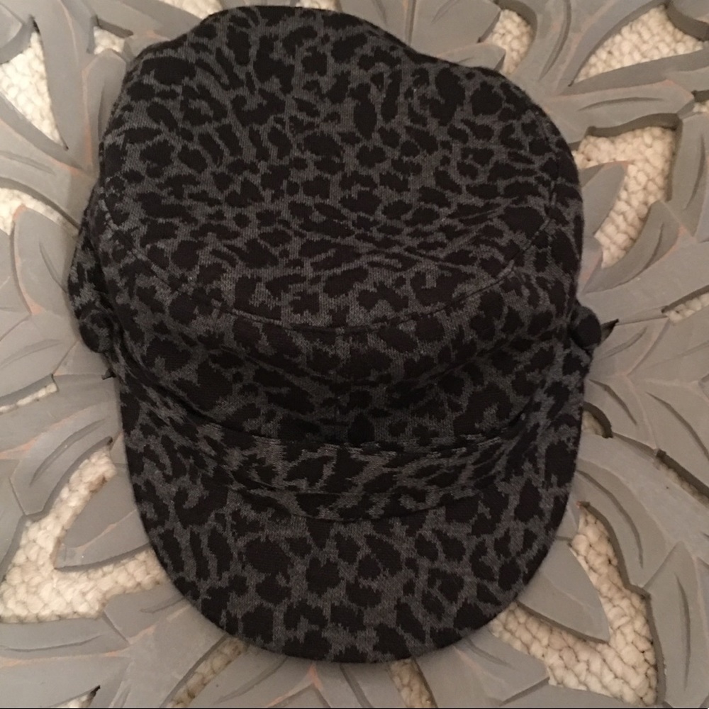 Women’s animal print cheetah D & Y hat